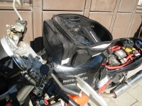 Bild1: HELD Tankrucksack von vorne. Befestigungsband mit 2 Click-Verschluessen, um den Lenkerkopf gelegt.