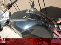 Bild2: HELD Matte. Lose auf den Tank gelegt und nur am hinteren Ende (zum Fahrer hin) festgeschnallt. Dabei sind die Riemen aber zu kurz, oder...?