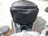 von vorne. Man sieht das Band mit den 2 Steck-Schnapperverschlussen, um den Lenker-Kopf.