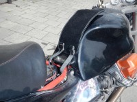 von rechts. Man sieht diese &quot;Matte&quot; die am Rahmen unter dem Sitz 2x festgeschnallt ist.