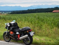 Morgens um 8 Uhr, und es ist noch frisch. Keine Sonne ueber dem Gebirge.