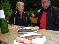 Frisch-geraeucherte Lachsforelle und Regenbogenforelle, mit Brot. Sonst nix.