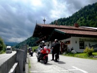 Wolken ueber dem Gebirge. Die Fisch-Raeucherei im Hintergrund