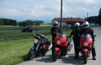 Auf Feldwegen und Nebenstrassen geht auch eine Foto-Halt in voller Breite