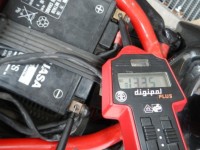 13,35V vor dem Start ... eine gut geladene Batterie :-)