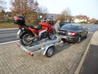P1000367(1).JPG (255.98 KiB) 9480 mal betrachtet und ab nach Hause, am Kringel heißt es mit dem Schweinetransporter zurück kommen, mit einem Hals der dicker als der Kopf ist, scheiß Aprilia, hätte ich mal die V11 genommen, mein Sohn sagt dass ich nach Sprit stinke, im Auto rieche ich jetzt auch was