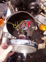 2.Scheinwerferverkabelung.jpg (216.43 KiB) 18026 mal betrachtet Alles drin. Kann zu!