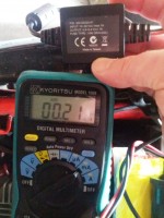 Kontrollmessung: der Spannungswandler zieht nur einen Bruchteil des Stroms