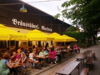 A Radler-Hoibe und a Teller-Sulz mit Brod.