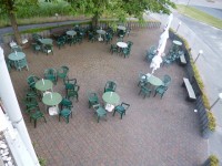 Der Biergarten am Abend nur für uns. Das Restaurant hat Ruhetag und wir bekommen trotzdem Weinschorle satt.