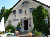 ... vor der Künstlerwerkstatt Cafe Ton
