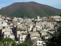 Scanno in den Abruzzen. Einen schönen See hat es auch.