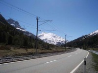 Die Berninabergbahn. Eine sehr interessante Bahnstrecke. Durch die Steigung haben die einen sehr hohen Verschleiß am Schotter und müssen den öfter als sonst üblich austauschen