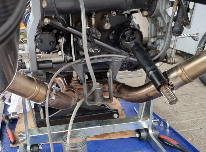 So kommt man ordentlich ran und kann auch mal die alte Plörre aus der Kupplungsleitung tauschen, bevor die Mechanik dazu den Geist aufgibt.